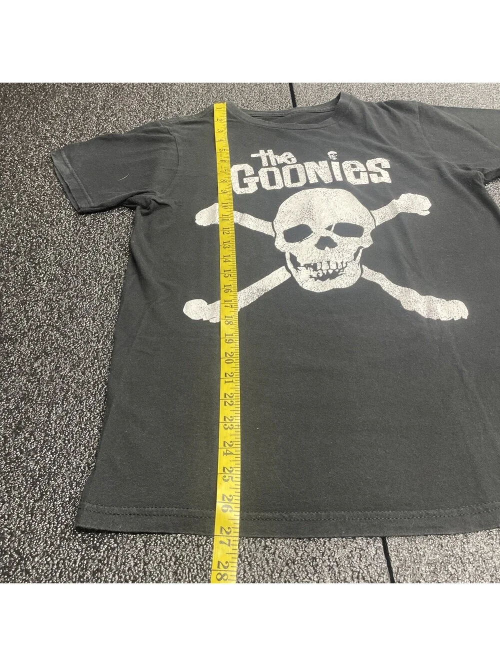 THE GOONIES MEN'S T-SHIRT SIZE XL PIRATE FLAG SKULL & CROSSBONES BLACK OFFICIAL